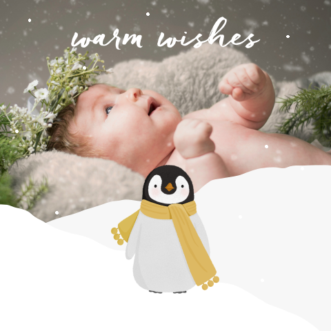 Kerstkaart met babyfoto, sneeuwlandschap en pinguïn