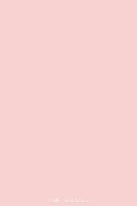 Minimalistisch roze geboortekaartje met koperfolie voor een meisje