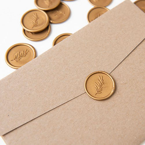 Verzegel de envelop met een prachtig handgemaakte lakzegel die je eenvoudig op de envelop plakt door middel van een klein doorzichtig stickertje