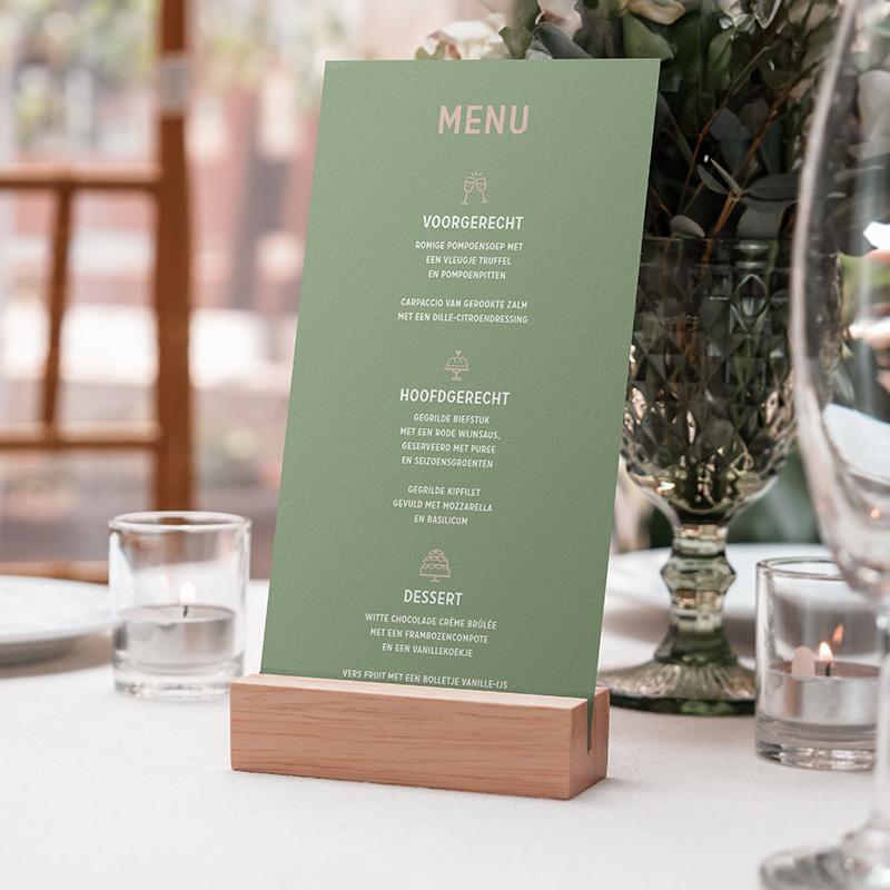 Deel het menu met de gasten met een bijpassende menukaart. Kies een ontwerp of maak zelf een menukaart in jullie unieke trouwhuisstijl.